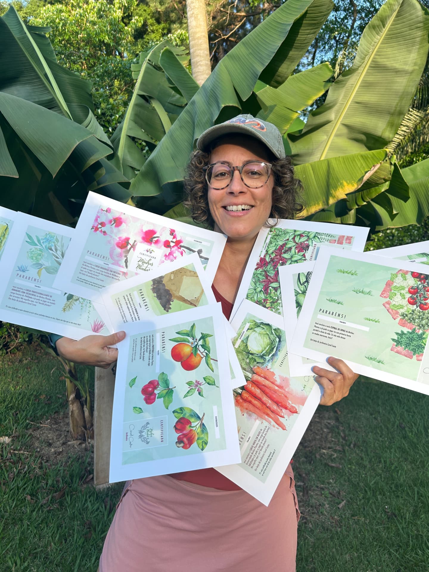 Carol Costa segurando os certificados dos cursos do Minhas Plantas